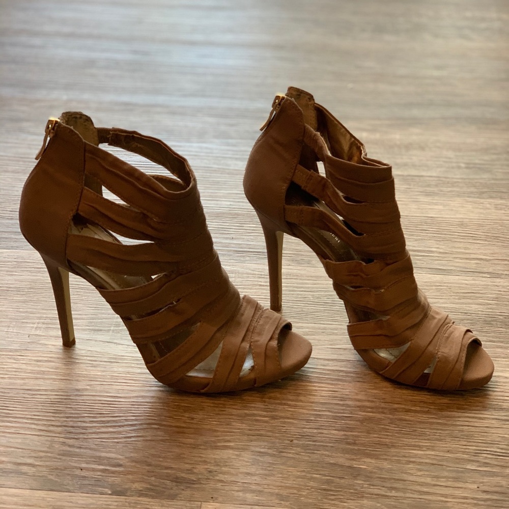 BCBG taupe heels